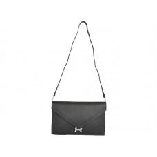 Clutch tipo sobre Hermes Pilot en color negro con herrajes plateados