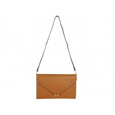 Bolso de mano Hermes Pilot Envelope en color camel con herrajes dorados