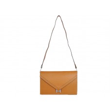 Bolso de mano Hermes Pilot Envelope en color camel con herrajes plateados