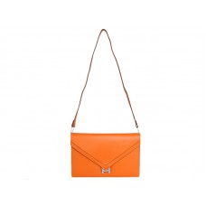 Clutch tipo sobre Hermes Pilot naranja con herrajes plateados