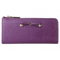Cartera Prada Saffiano con cremallera y detalle de lazo en morado