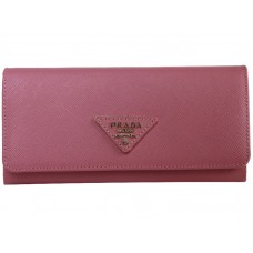 Cartera Prada de piel saffiano con logo triangular en rosa