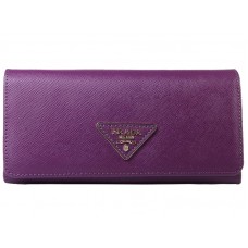 Cartera Prada de piel saffiano con logotipo triangular en morado