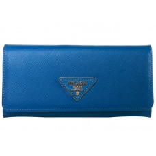 Cartera Prada de piel saffiano con logotipo triangular azul