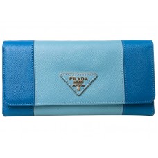 Cartera Prada de piel saffiano de tres pliegues en azul con azul claro