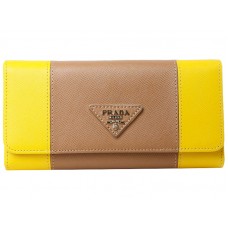 Cartera Prada de piel saffiano de tres pliegues en amarillo con caqui