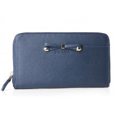 Cartera Prada Saffiano Zippy con detalle de lazo azul oscuro