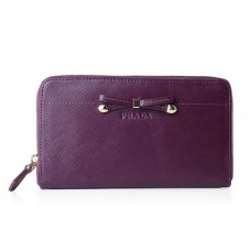 Cartera Prada Saffiano Zippy con detalle de lazo en morado