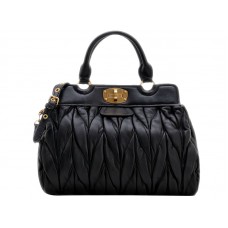 Bolso satchel de doble asa Matelasse de Miu Miu, color negro