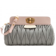 Miu Miu Matelasse - Clutch convertible extragrande gris