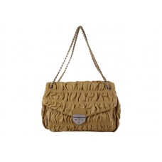 Bolso de hombro Prada de piel napa repujada color mostaza