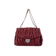 Bolso de hombro Prada de piel napa repujada color vino