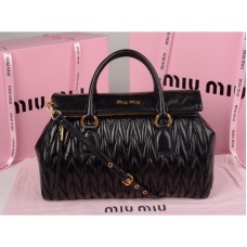 Bolso satchel Miu Miu Glazed Matelasse de piel con cremallera en negro