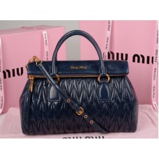 Bolso satchel con cremallera de piel matelasse glaseada Miu Miu azul