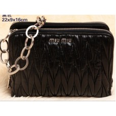 Bolso de hombro mini Miu Miu Glazed Matelasse de piel negro