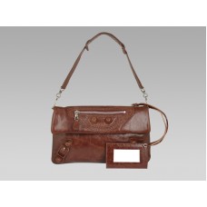 Sobre gigante de Balenciaga en piel marrón