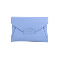 Clutch tipo sobre Antigona de Givenchy en piel granulada azul