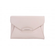 Clutch tipo sobre Antigona de Givenchy en piel granulada color crema
