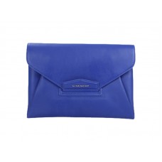 Clutch tipo sobre Antigona de Givenchy en piel granulada azul marino