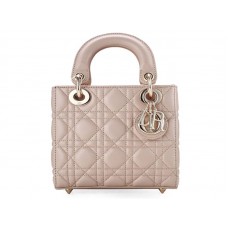 Bolso Dior Nano de piel con herrajes dorados en beige
