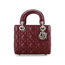 Bolso Dior Nano de piel con herrajes dorados color burdeos