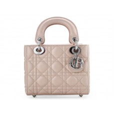 Bolso Dior Nano de piel con herrajes plateados en beige