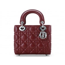 Bolso Dior Nano de piel con herrajes plateados color burdeos