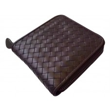 Cartera plegable con cremallera en chocolate Intrecciato de Bottega Veneta