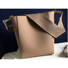 Bolso pequeño Celine Sangle tipo cubo en suave piel de becerro granulada beige