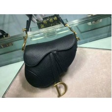 Bolso Dior Mini Saddle de piel de becerro con herrajes dorados y negro m0447s
