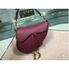 Bolso Dior Mini Saddle de piel de becerro con herrajes dorados en color burdeos m0447s1