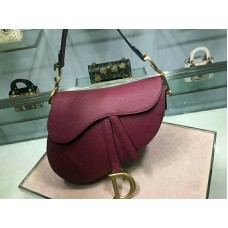 Bolso Dior Saddle de piel de becerro con herrajes dorados en color burdeos m0446l2