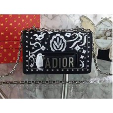 Minibolso Dior J'Adior con flores bordadas en blanco y negro