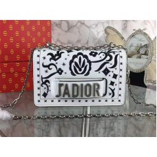 Minibolso Dior J'Adior con flores bordadas en blanco y negro