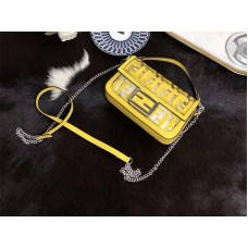 Bolso baguette pequeño Fendi en poliuretano amarillo