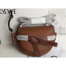 Bolso mini Loewe Gate de piel de becerro granulada suave marrón