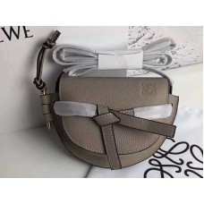Bolso mini Loewe Gate de piel de becerro granulada suave gris