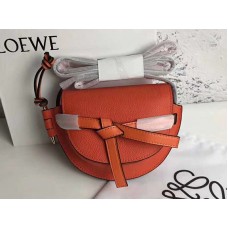 Bolso mini Loewe Gate de piel de becerro granulada suave en color naranja