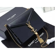 Bolso Cassandra Monogram Clasp de Saint Laurent en piel de becerro negra