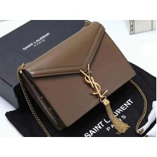 Bolso Cassandra con cierre de monograma de Saint Laurent en piel de becerro marrón