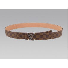 Cinturón Louis Vuitton con iniciales Damier y hebilla negra y plateada
