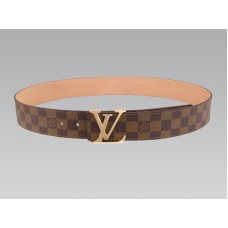 Cinturón Louis Vuitton con iniciales Damier y hebilla dorada