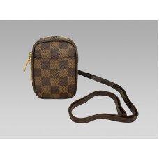 Estuche Louis Vuitton Damier Okapi Pm