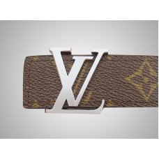 Cinturón Louis Vuitton con monograma inicial y hebilla plateada