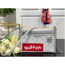 Bolso bandolera plano de lona blanca con monograma de Louis Vuitton m44640